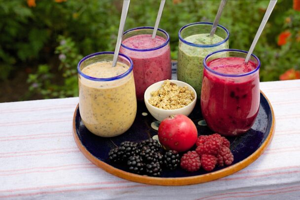 Dienblad met gezonde smoothies, fruit en haver