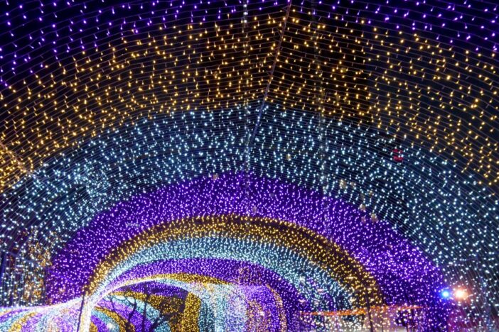 Lichtkunstwerk met allerlei felle kleuren.