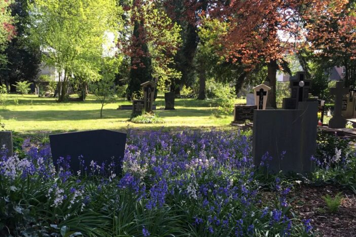 Begraafplaats die er mooi onderhouden uit ziet.