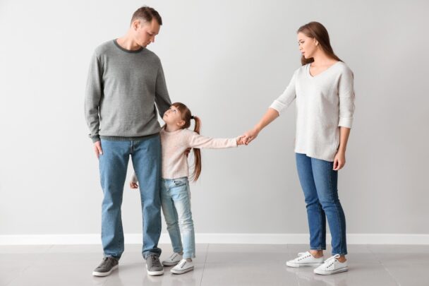 Vader en moeder hebben onenigheid. Dochter staat aan de kant van haar vader.