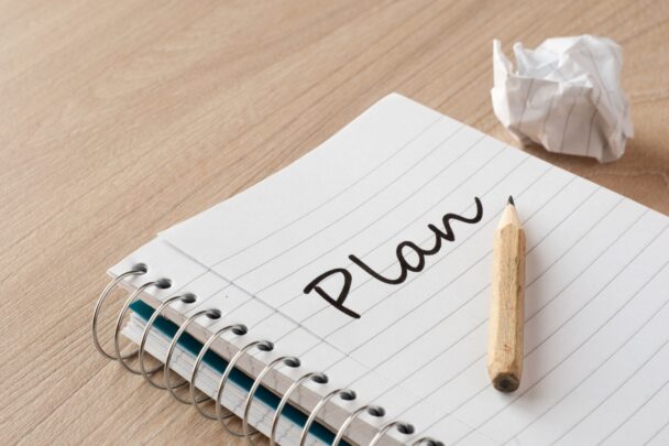 Notitieboekje en potlood, klaar om een plan te maken.