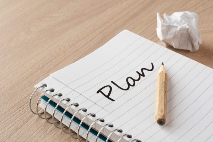 Notitieboekje en potlood, klaar om een plan te maken.