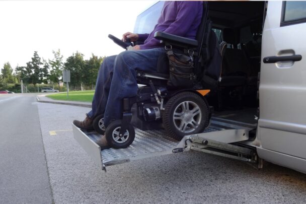 Iemand in rolstoel heeft gebruik gemaakt van een aangepaste taxi.