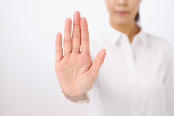 Vrouwenhand maakt een stopgebaar.