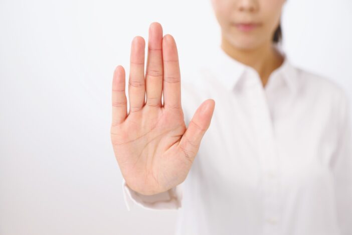 Vrouwenhand maakt een stopgebaar.