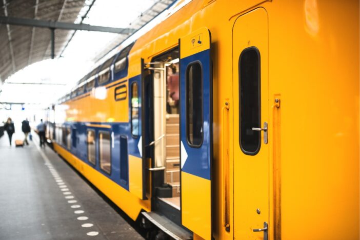 Jonge vrouw staat te wachten op trein.