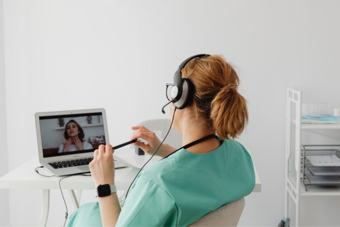 Vrouw voert een videogesprek.