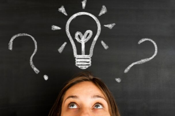 Illustratie met een groot vraagteken op een krijtbord en een vrouw die er vragend naar kijkt.
