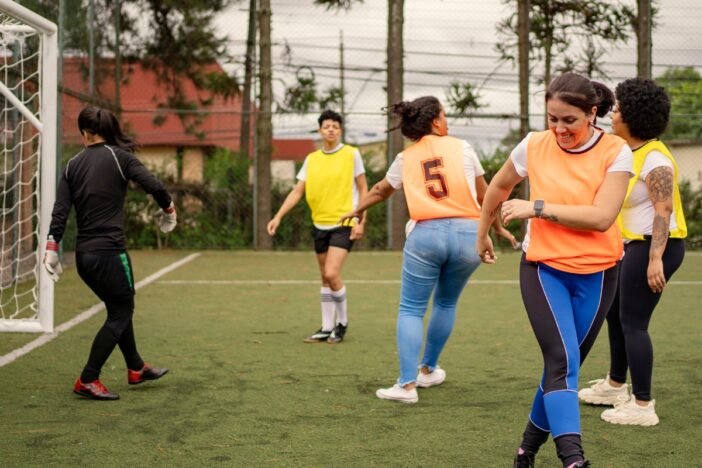 Vrouwen zijn aan het trainen op een voetbalveld.