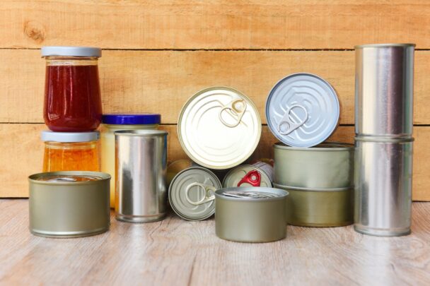 Voedsel in blikken en in glazen potten.
