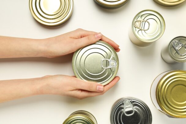 Vrouw houdt een blik in haar handen.