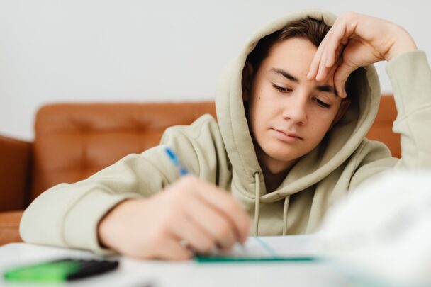 Tienerjongen maakt huiswerk.