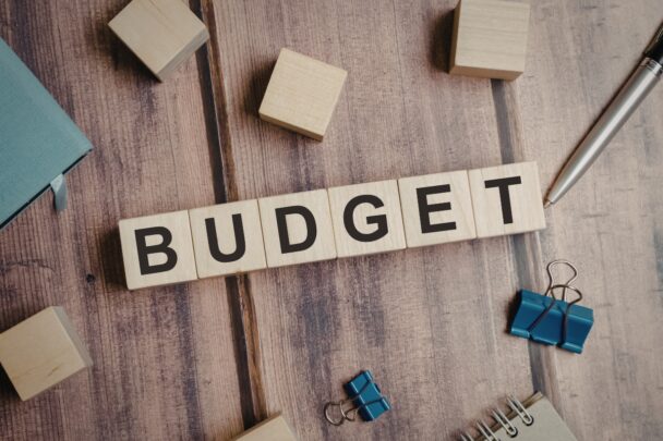 Illustratie met houten blokken met daarop de letters voor het woord Budget.