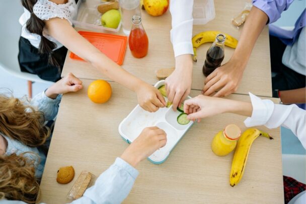 Kinderen die gezond snacken.