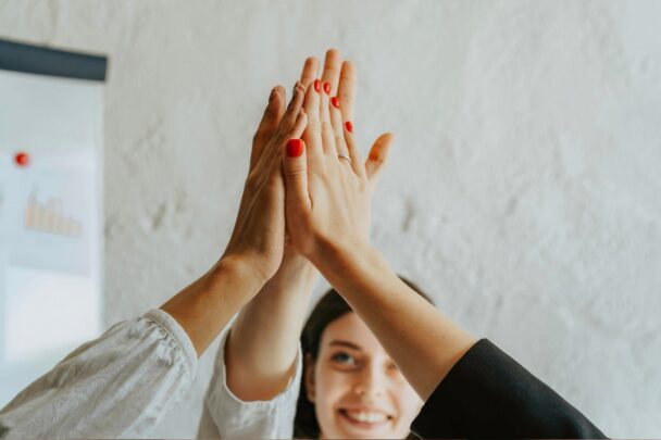 Drie vrouwen geven elkaar een high five