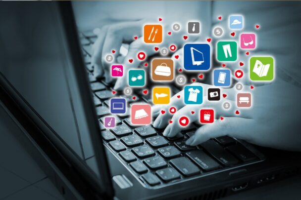 Illustratie van iemand die een laptop gebruikt, waarbij allerlei gekleurde app icons in beeld te zien zijn.