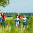 Ouders en kinderen fietsen samen door de natuuur