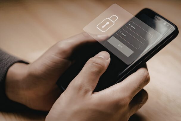 Man gebruikt zwarte smartphone.