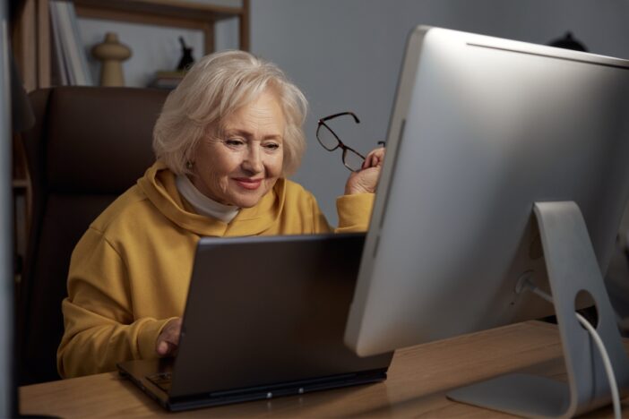 Oudere vrouw gebruikt haar computer.
