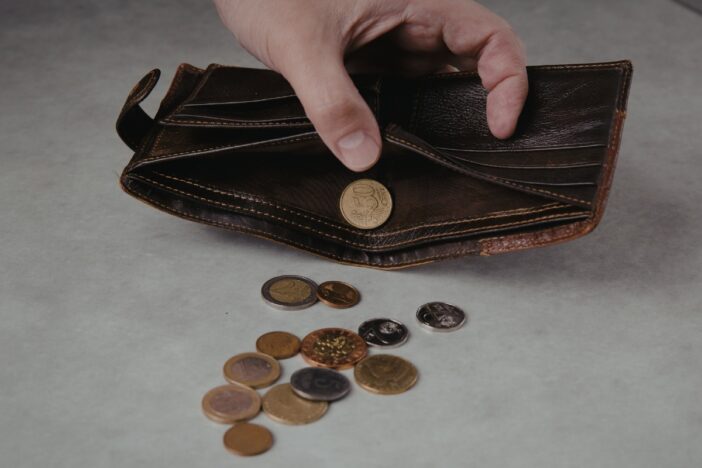 Portemonnee met contant muntgeld.