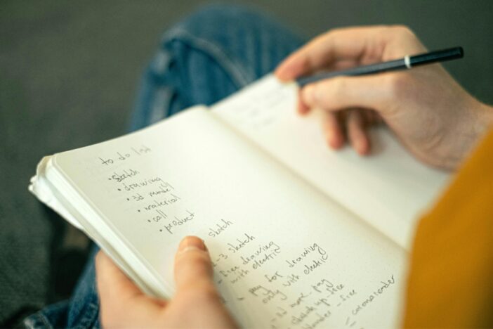 Vrouw schrijft to do lijst