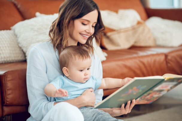 Vrouw leest voor aan een baby.