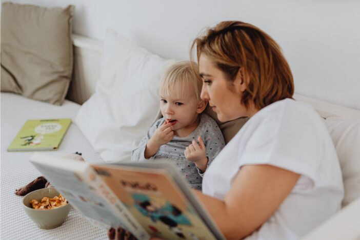 Vrouw leest voor aan jong kindje.