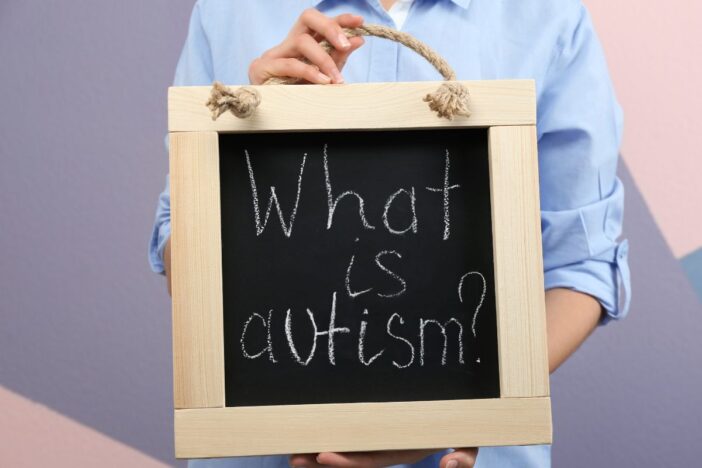 Krijtbord met tekst over autisme.