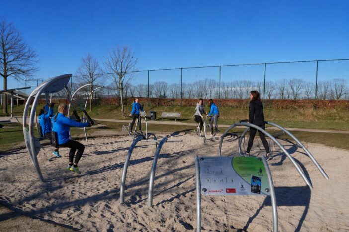 Sporters op trimtoestellen.