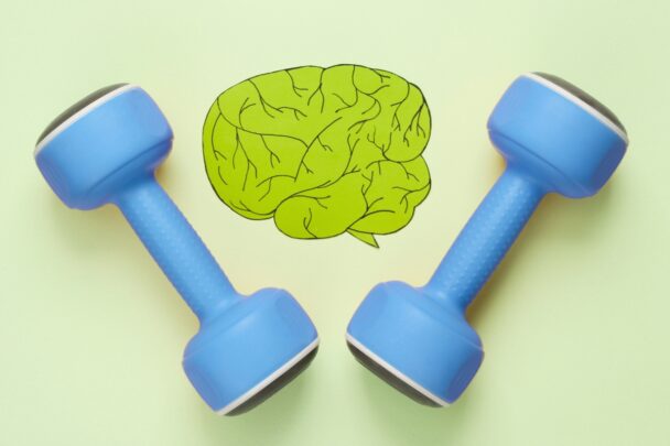 Illustratie van dumbbells en een stel hersenen.