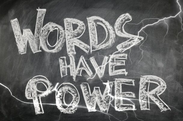 Krijtbord met tekst Words have Power