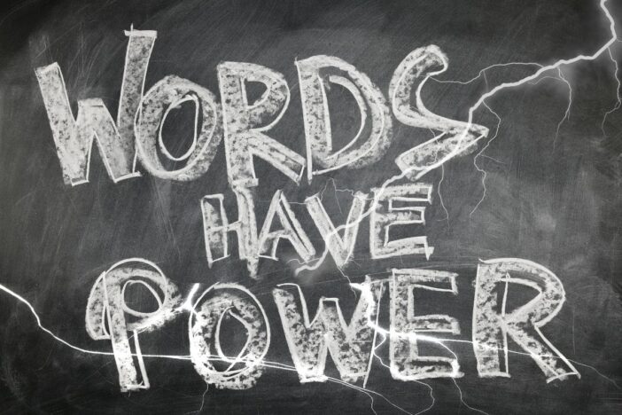 Krijtbord met tekst Words have Power