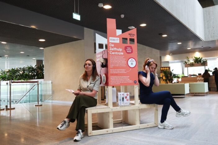 Twee mensen op een bankje van de zelfhulpcentrale.