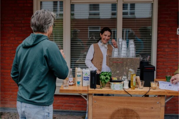 Barista achter koffiebarretje.