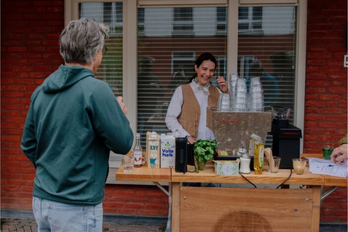 Barista achter koffiebarretje.