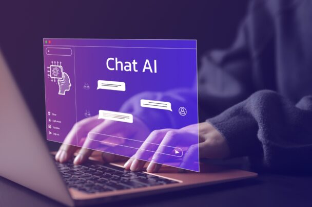 Illustratie van iemand die op een laptop typt met een geprojecteerd scherm in beeld van een AI chatgesprek.