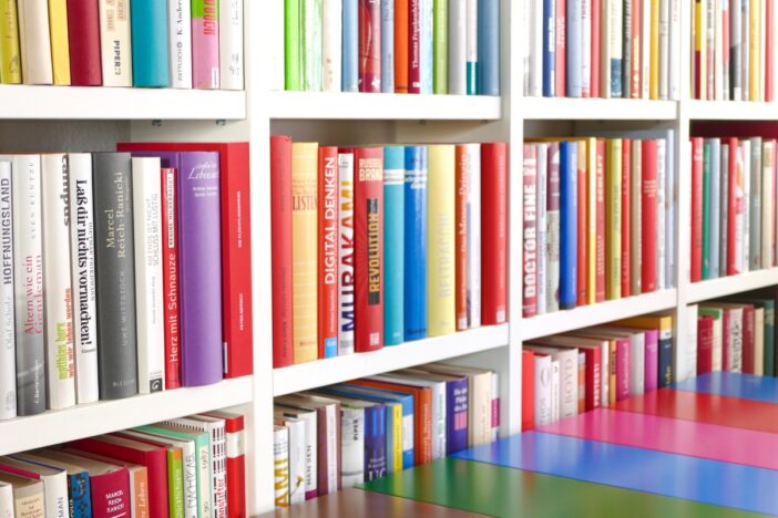 Boekenkast gevuld met kleurrijke boeken,