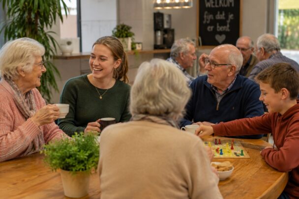 Jong en oud ontmoeten elkaar n een buurthuis voor een praatje en een spelletje.