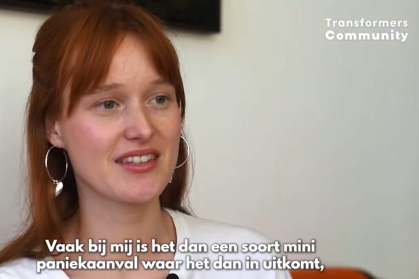Jonge vrouw vertelt haar verhaal in de camera.