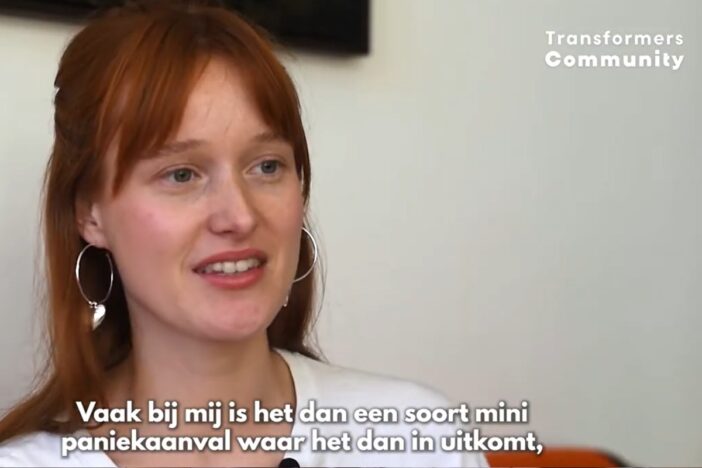 Jonge vrouw vertelt haar verhaal in de camera.