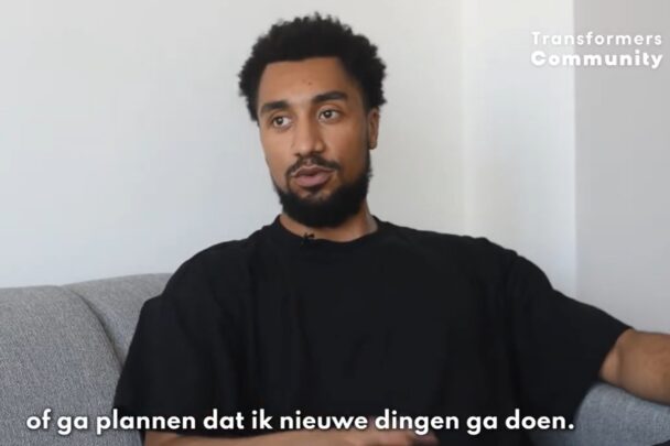 Jongeman vertelt zijn verhaal in de camera.