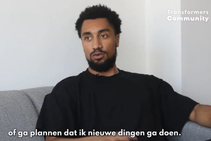 Jongeman vertelt zijn verhaal in de camera.