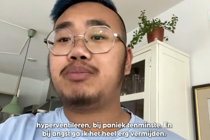 Jongen vertelt in de camera over zijn ervaringen.