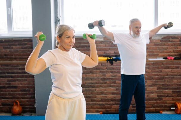 Man en vrouw doen een workout met lichte dumbbells.