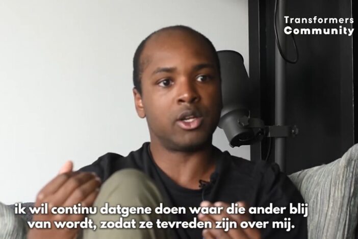 Man vertelt zijn verhaal in de camera.