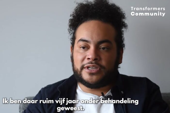 Jonge man vertelt zijn verhaal.