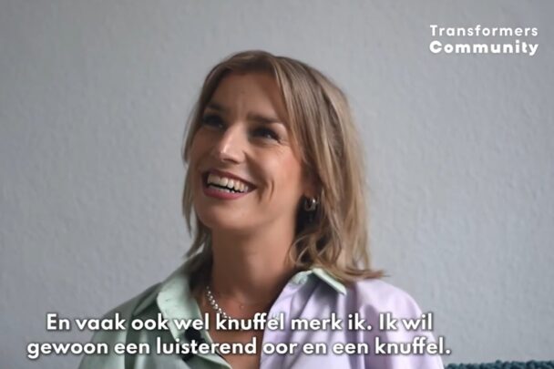 Lachende jonge vrouw