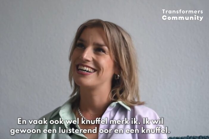Lachende jonge vrouw