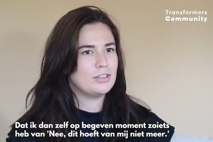 Jonge vrouw vertelt haar verhaal op camera.