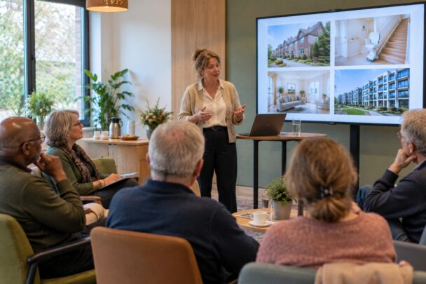 Bijeenkomst van ouderen over zelfstandig blijven wonen, inclusief powerpointpresentatie.